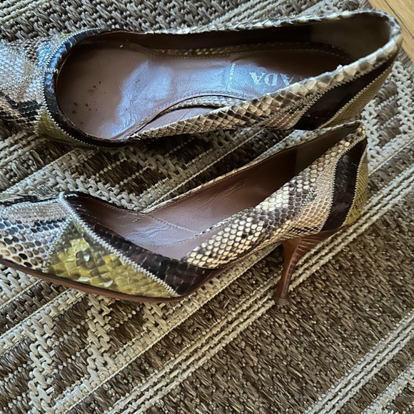 Women’s PRADA snake skin pumps size 35.5. These shoes are worn - Picture 1 of 4